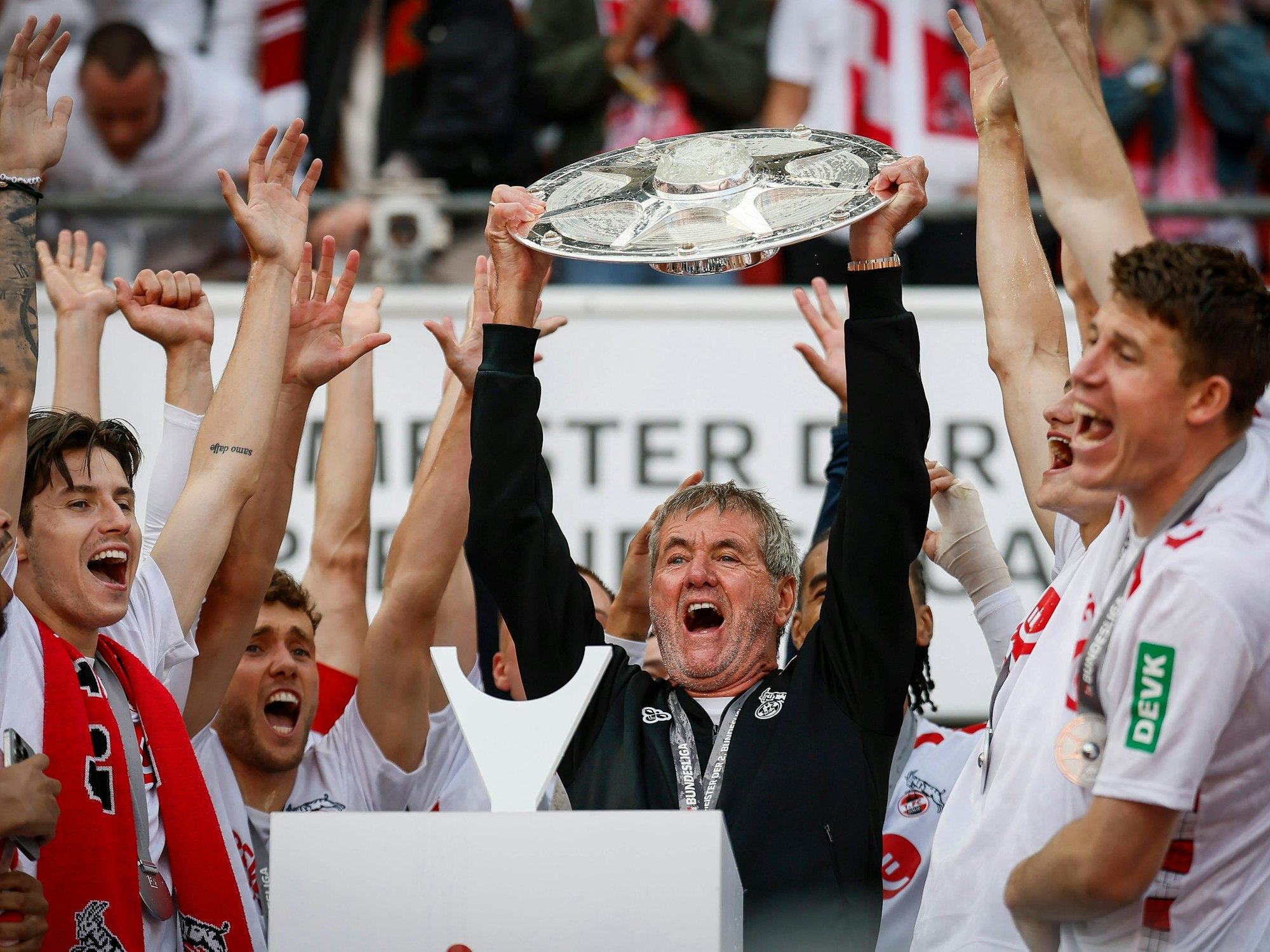 Friedhelm Funkel präsentiert die Zweitliga-Meisterschale.