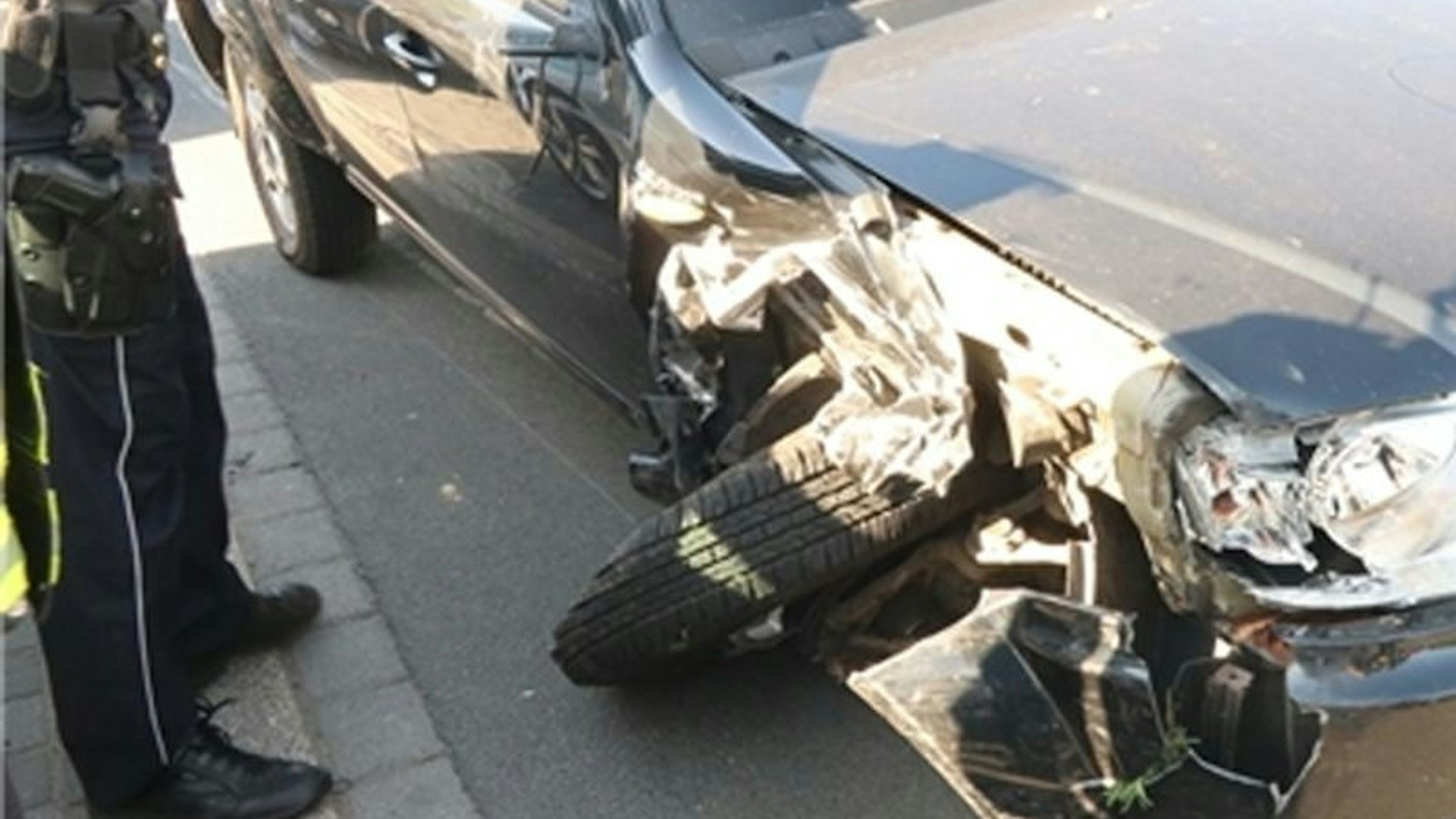 Beschädigtes Fahrzeug nach Unfall in Mettmann. Der Fahrer verlor die Kontrolle und prallte gegen drei geparkte Autos.