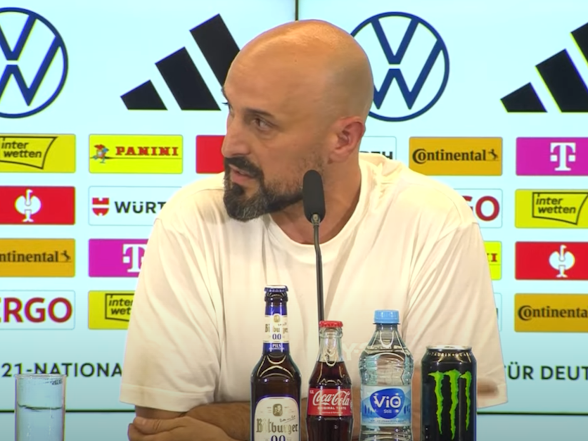 U21-Nationaltrainer Antonio di Salvo am Mittwoch (21. Mai 2025) auf der Pressekonferenz.