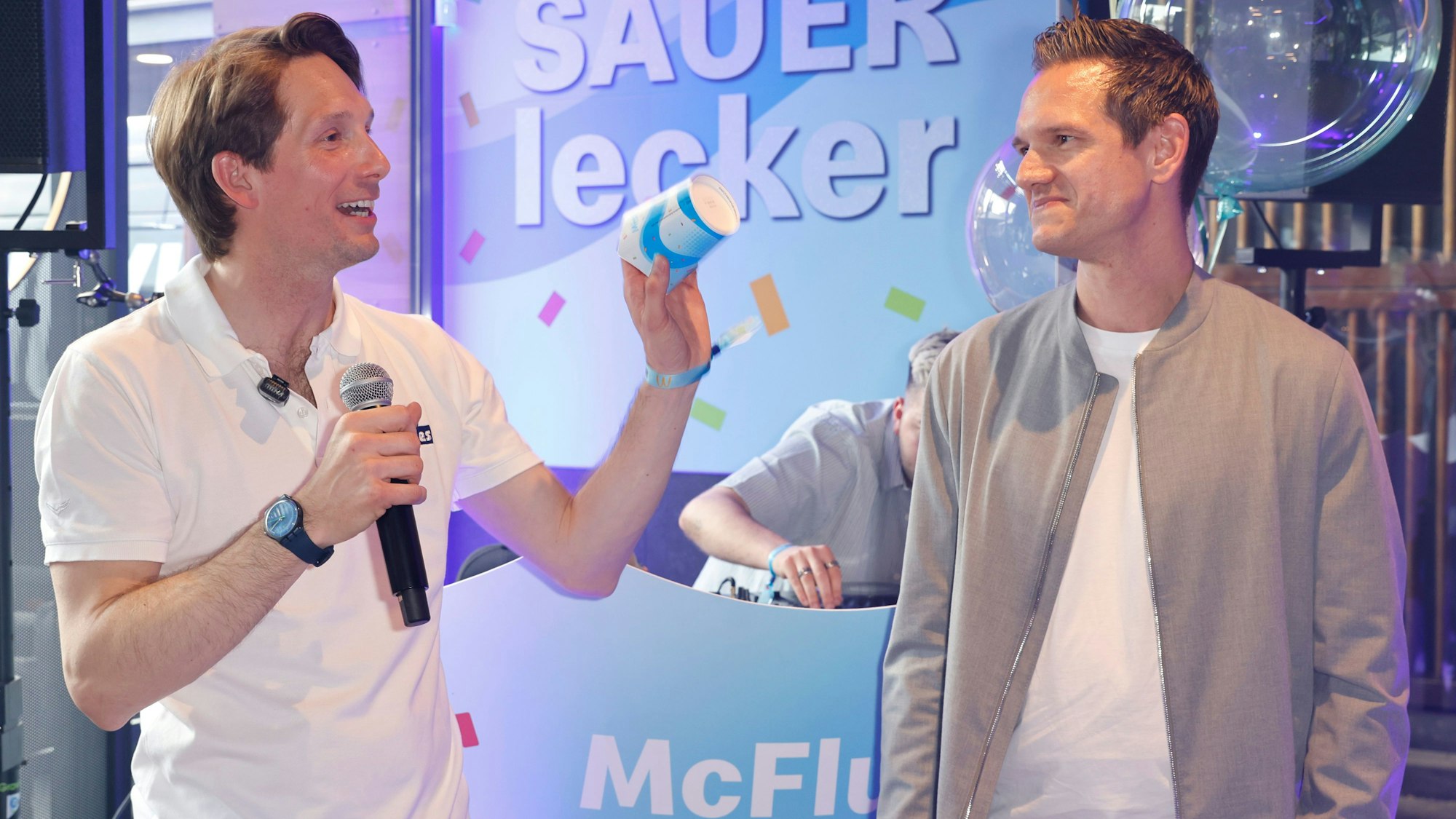 Philip Hitschler-Becker (l.) mit Julian Grießl im McDonald's.