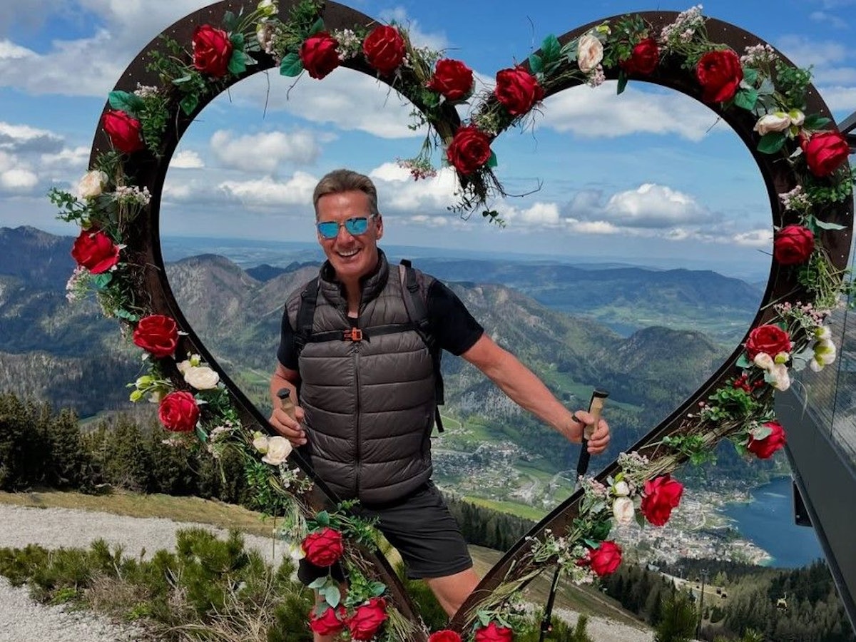 Jürgen Milski vor Bergpanorama