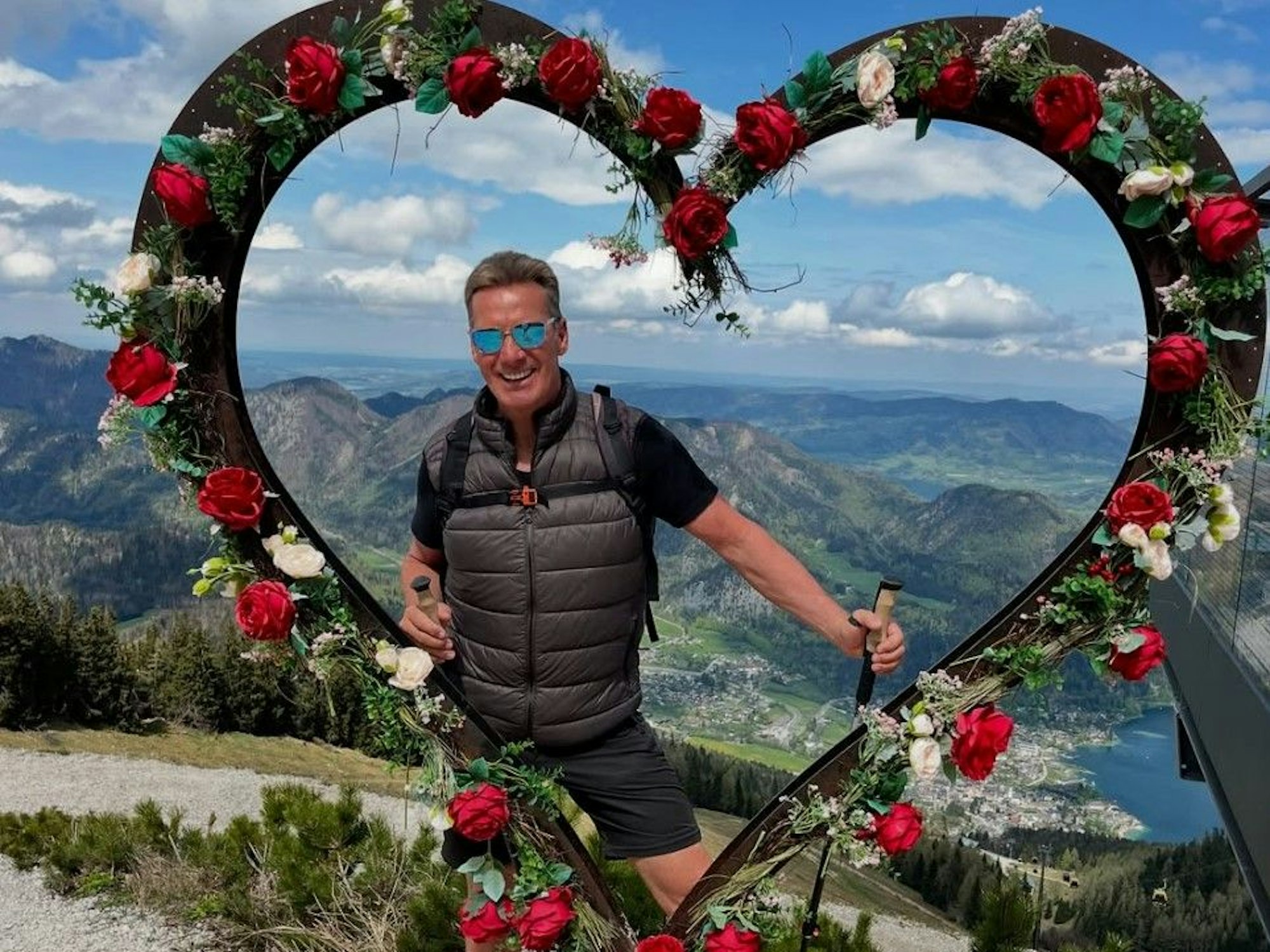 Jürgen Milski vor Bergpanorama