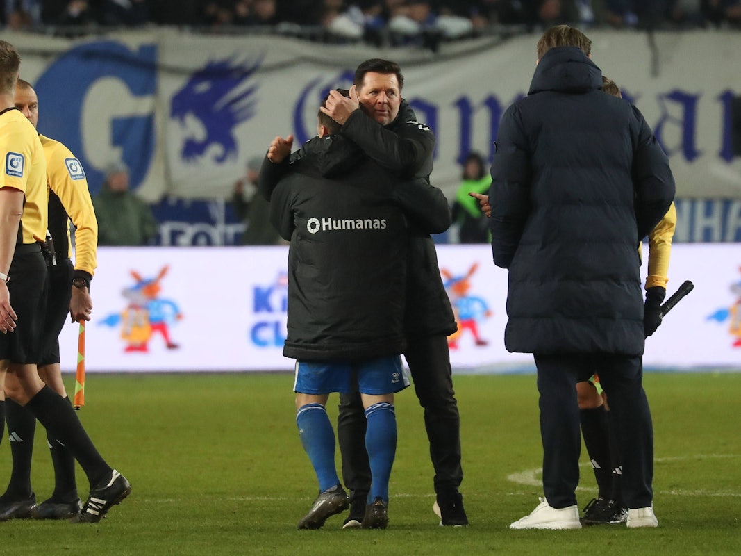 Christian Titz bejubelt den Sieg mit Magdeburg gegen den 1. FC Köln.