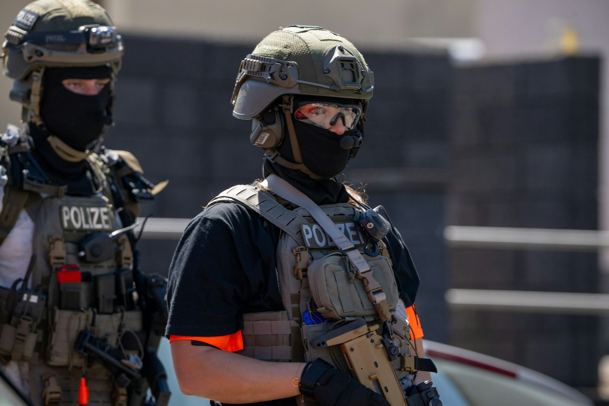 28.04.2025, Rheinland-Pfalz, Tawern: SEK-Beamte gehen nach einem Einsatz zu ihren Fahrzeugen. Vermutlich durch Schüsse war zuvor eine Frau schwer verletzt worden. Foto: Harald Tittel/dpa +++ dpa-Bildfunk +++
