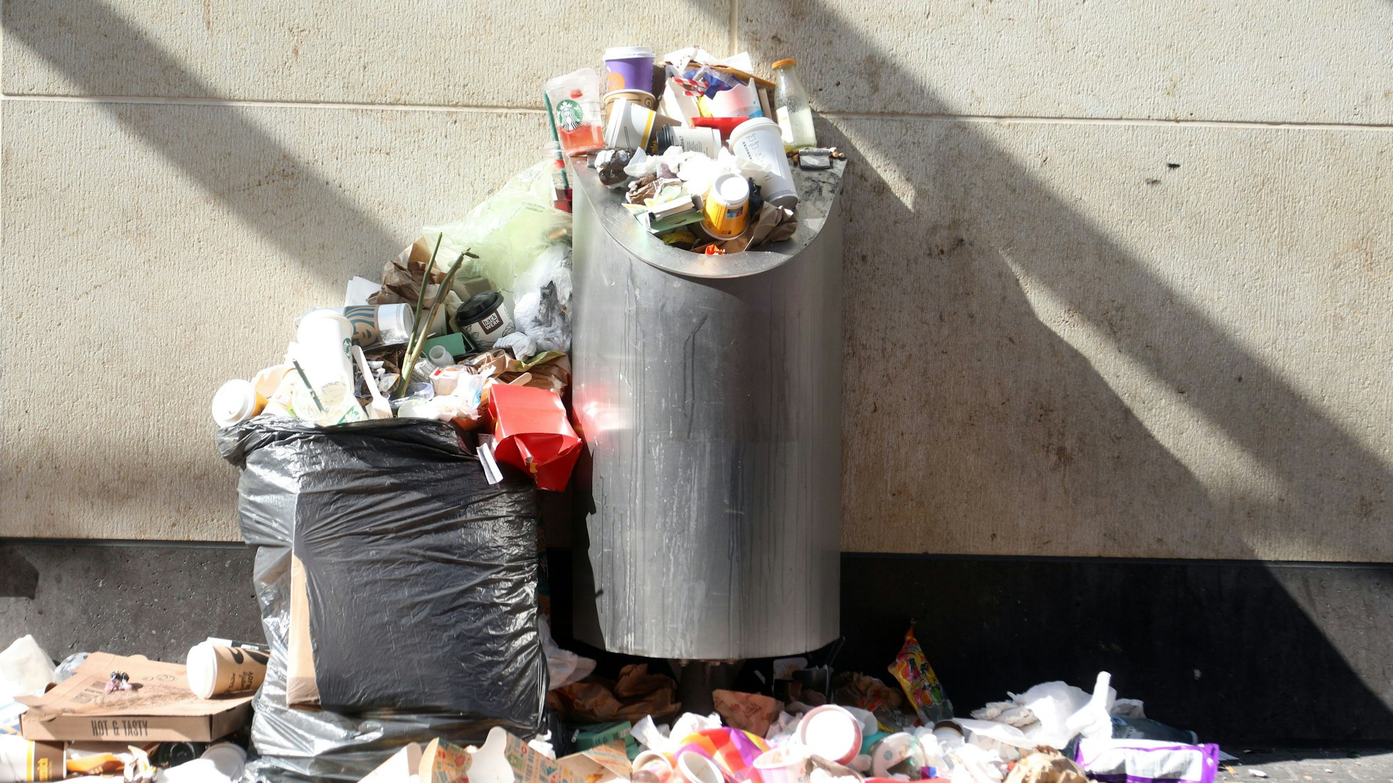 Ein voller Mülleimer in Köln