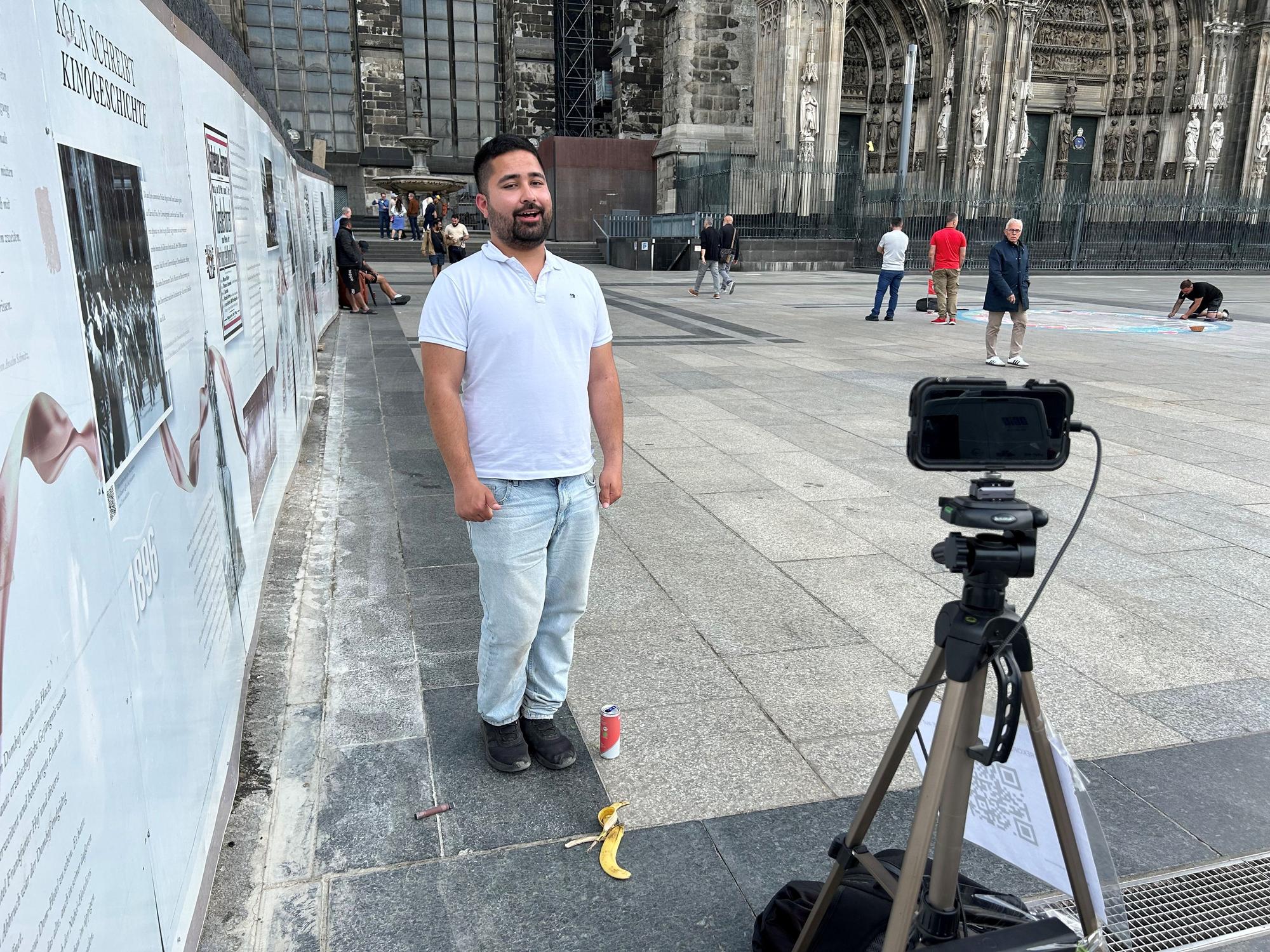 Der Twitch-Streamer Rubaz bei seinem Weltrekordversuch vor dem Dom.