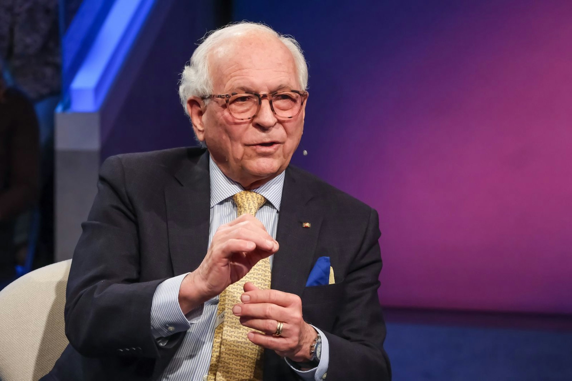 Wolfgang Ischinger, ehemaliger Chef der Münchner Sicherheitskonferenz, gab sich bei „Maischberger“ optimistisch, dass die USA und Europa gemeinsam an einem Frieden in der Ukraine arbeiten. (Bild: WDR / Oliver Ziebe)