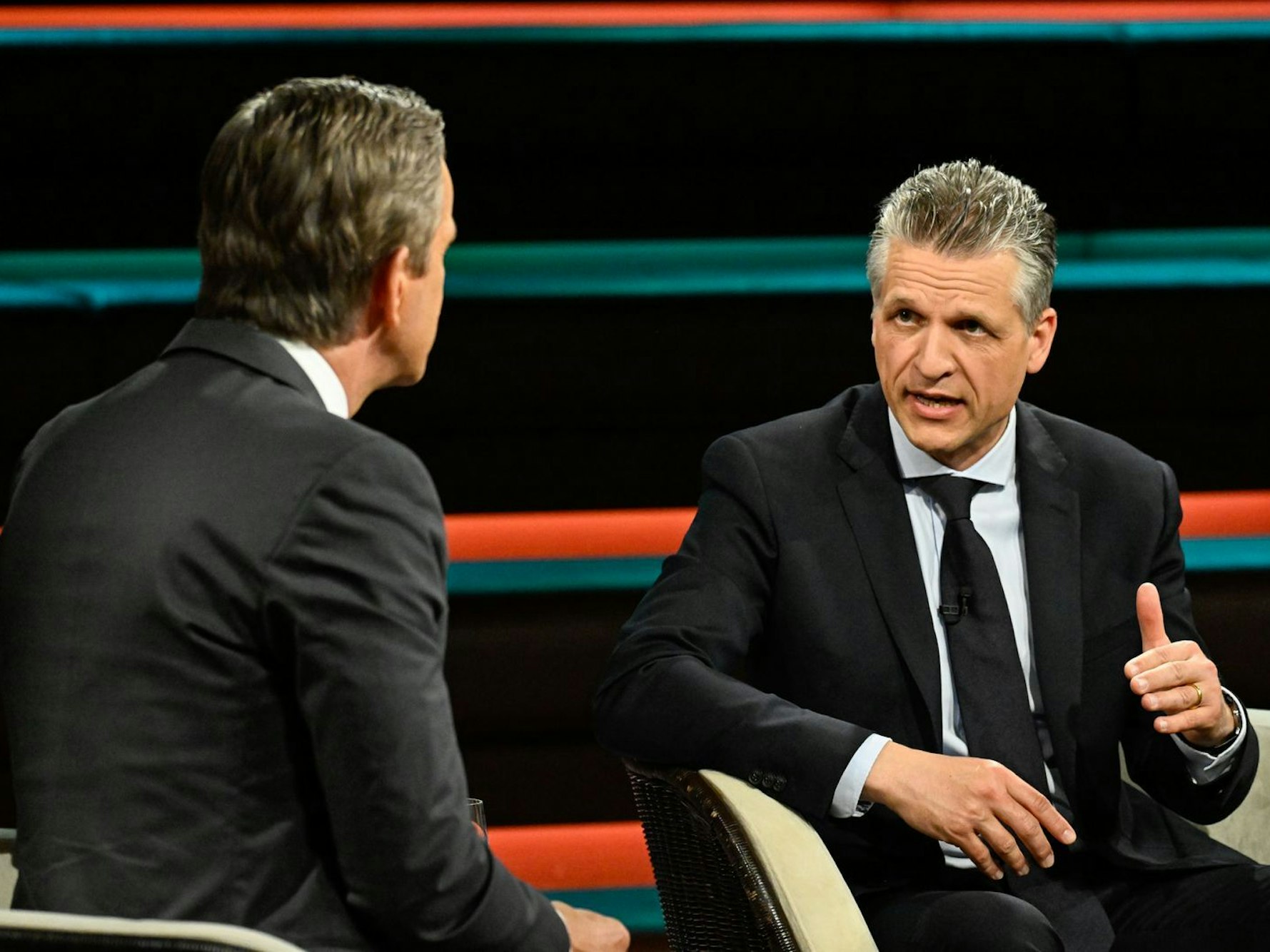 „Das Asylrecht sagt nirgendwo, dass man sich das Land seines Aufenthaltes aussuchen kann“: Kanzleramtschef Thorsten Frei (rechts) verteidigte bei „Markus Lanz“ die Asylpolitik der neuen Regierung. (Bild: ZDF / Markus Hertrich)
