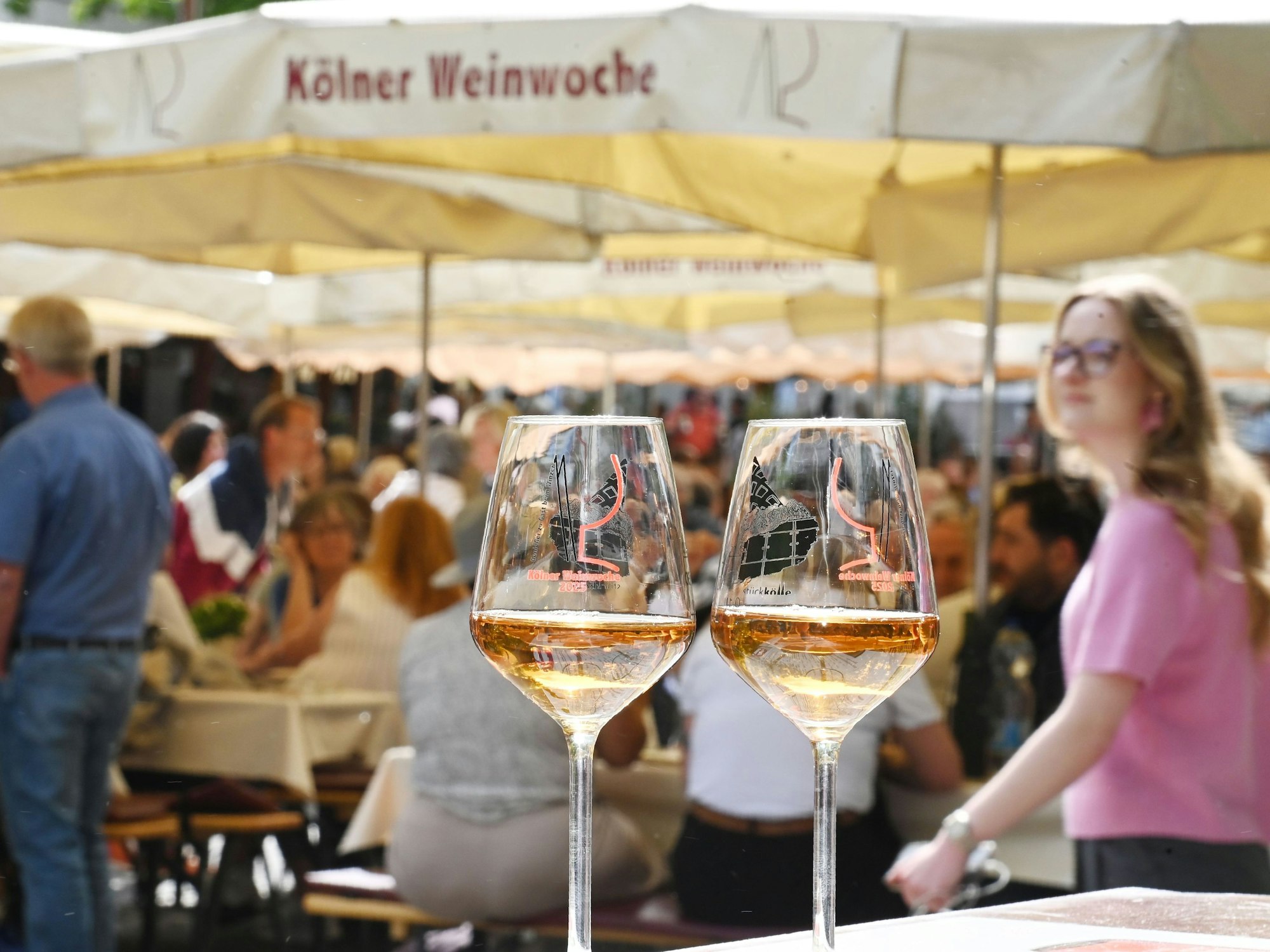 Zwei Gläser mit besonderem Aufdruck bei der Kölner Weinwoche.