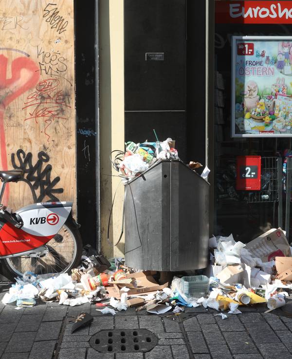 Müll auf der Hohe Straße in Köln