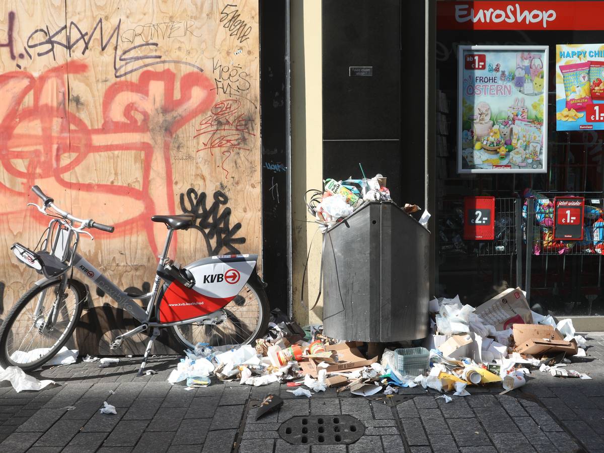 Müll auf der Hohe Straße in Köln