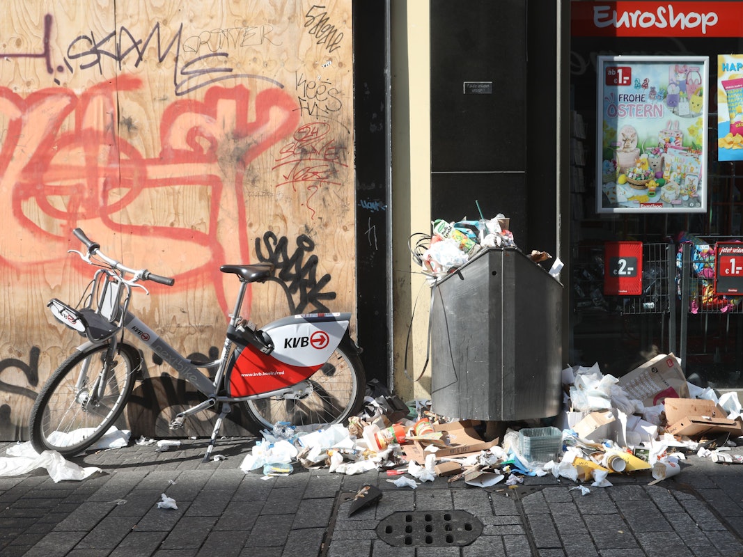 Müll auf der Hohe Straße in Köln