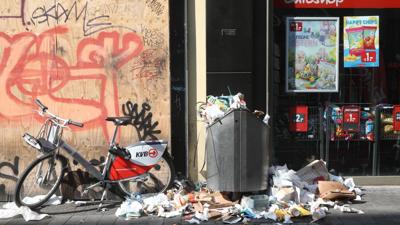 Müll auf der Hohe Straße in Köln