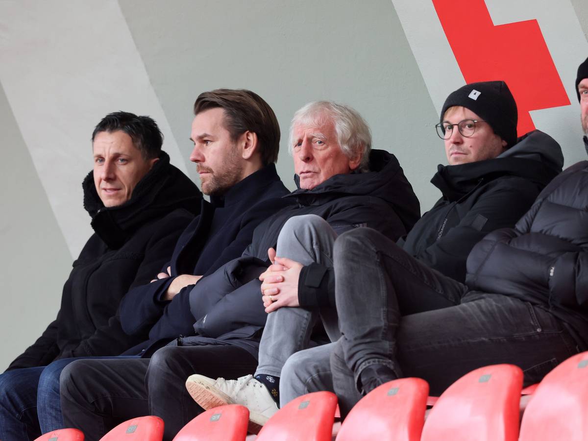 Christian Keller, Thomas Kessler, Erich Rutemöller und Martin Schulz beobachten das FC-Training.