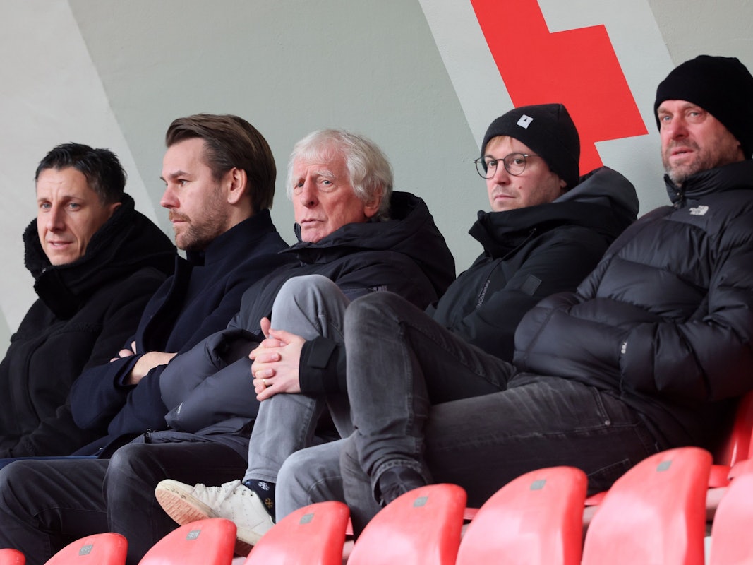 Christian Keller, Thomas Kessler, Erich Rutemöller und Martin Schulz beobachten das FC-Training.