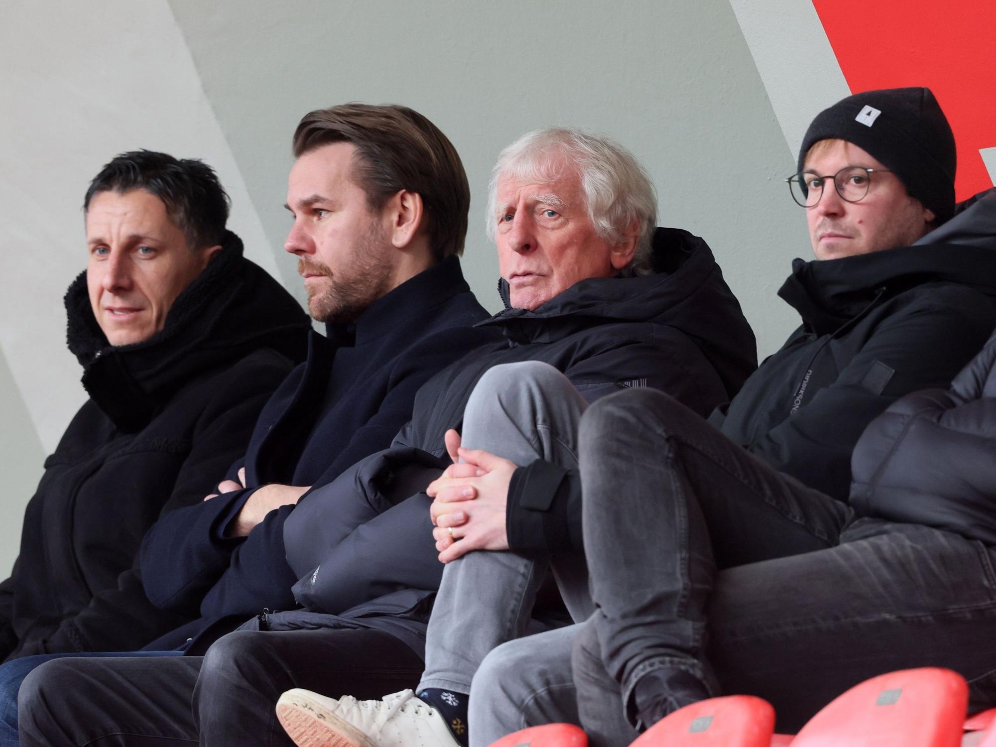 Christian Keller, Thomas Kessler, Erich Rutemöller und Martin Schulz beobachten das FC-Training.