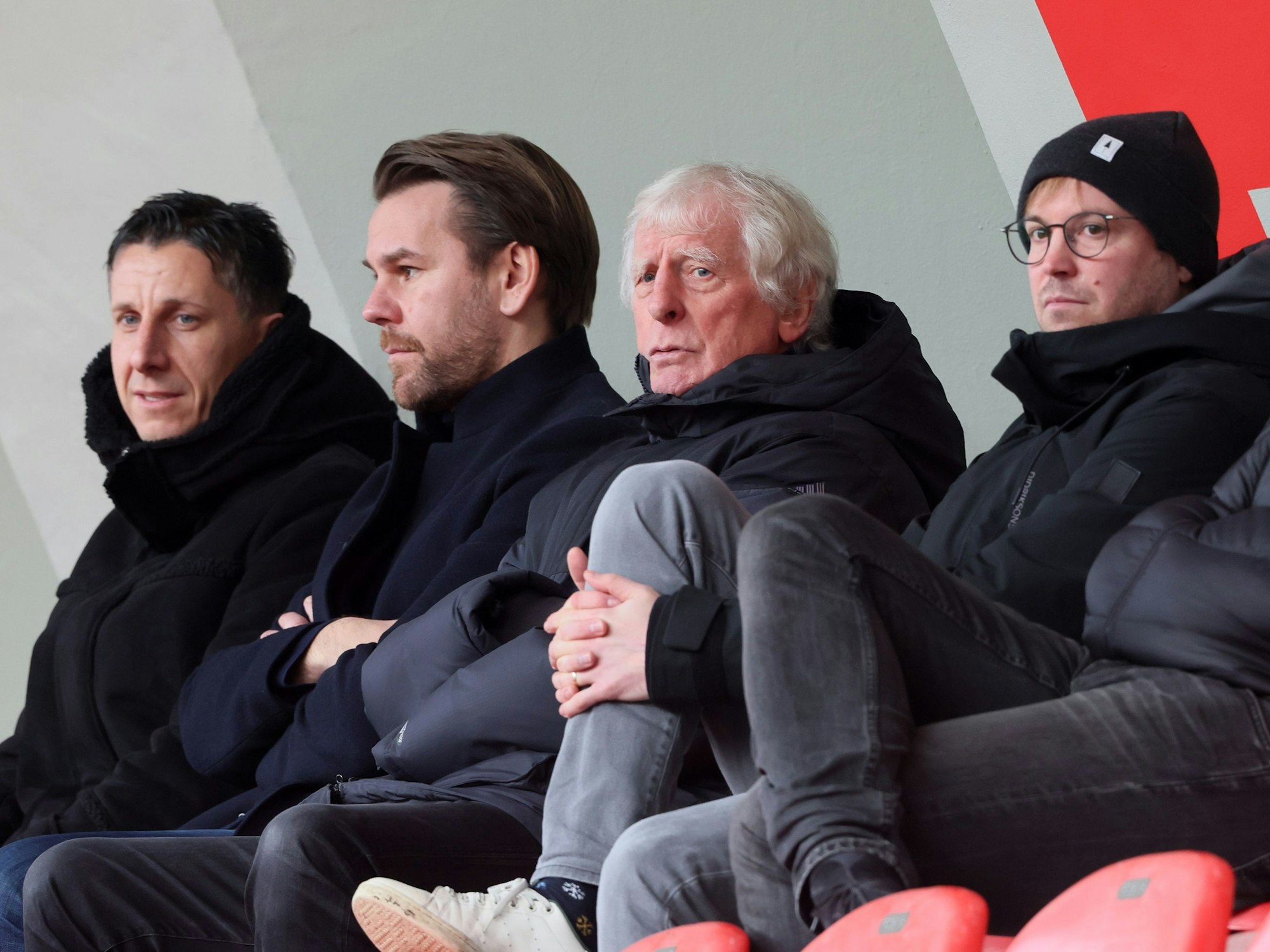 Christian Keller, Thomas Kessler, Erich Rutemöller und Martin Schulz beobachten das FC-Training.