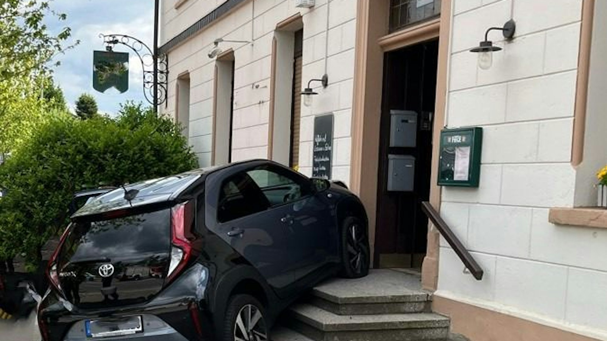Eine 83-jährige Autofahrerin geriet mit ihrem Kleinwagen auf eine Treppe einer Gaststätte am Wattenscheider Hellweg in Bochum.