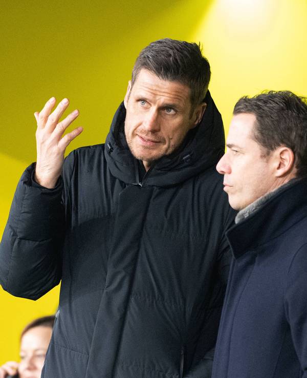 Sebastian Kehl und Lars Ricken bei einem Gespräch an der Seitenauslinie im BVB-Stadion.