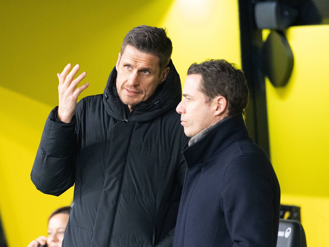 Sebastian Kehl und Lars Ricken bei einem Gespräch an der Seitenauslinie im BVB-Stadion.