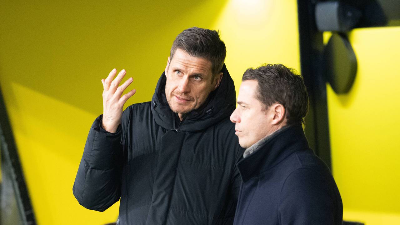 Sebastian Kehl und Lars Ricken bei einem Gespräch an der Seitenauslinie im BVB-Stadion.