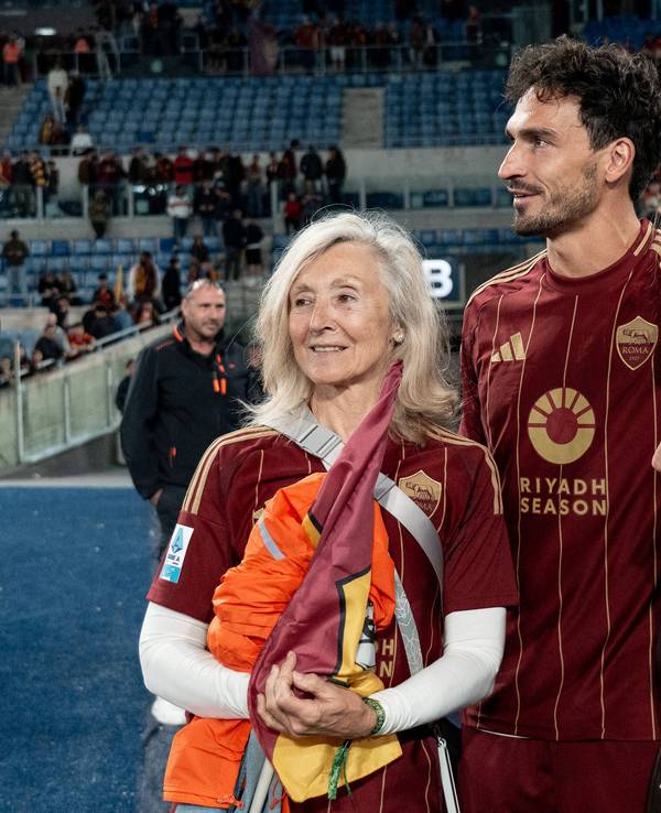Mats Hummels mit seiner Mutter und seiner Freundin Nicola Cavanis.