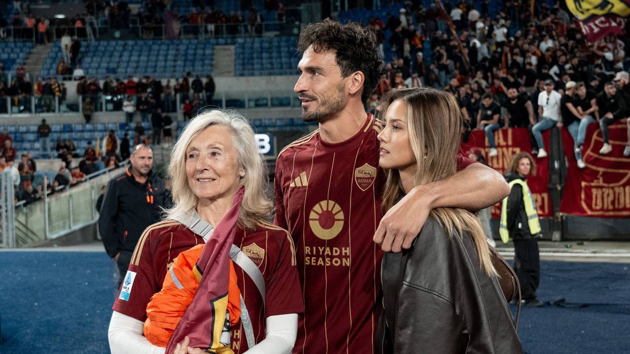 Mats Hummels mit seiner Mutter und seiner Freundin Nicola Cavanis.