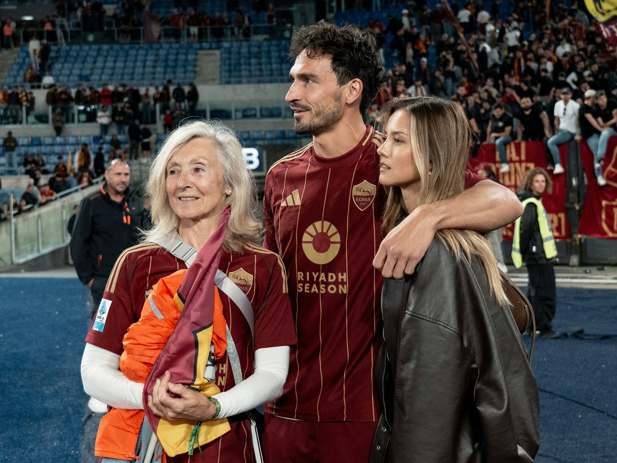 Mats Hummels mit seiner Mutter und seiner Freundin Nicola Cavanis.