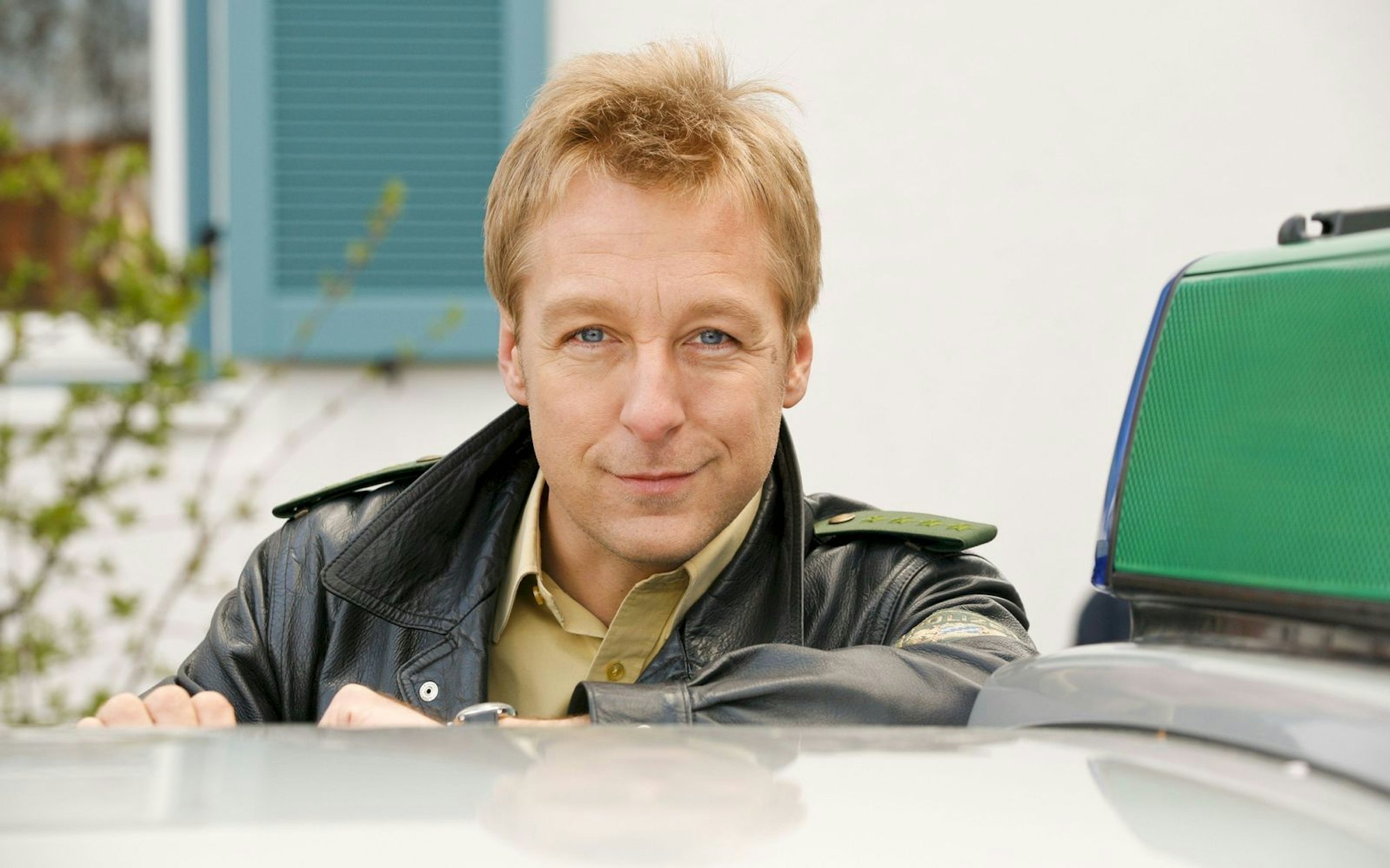 Polizist Michael Mohr (Max Müller) ermittelt seit 20021 in der beliebten ZDF-Serie „Die Rosenheim-Cops“. (Bild: ZDF / Christian A. Rieger - klick)