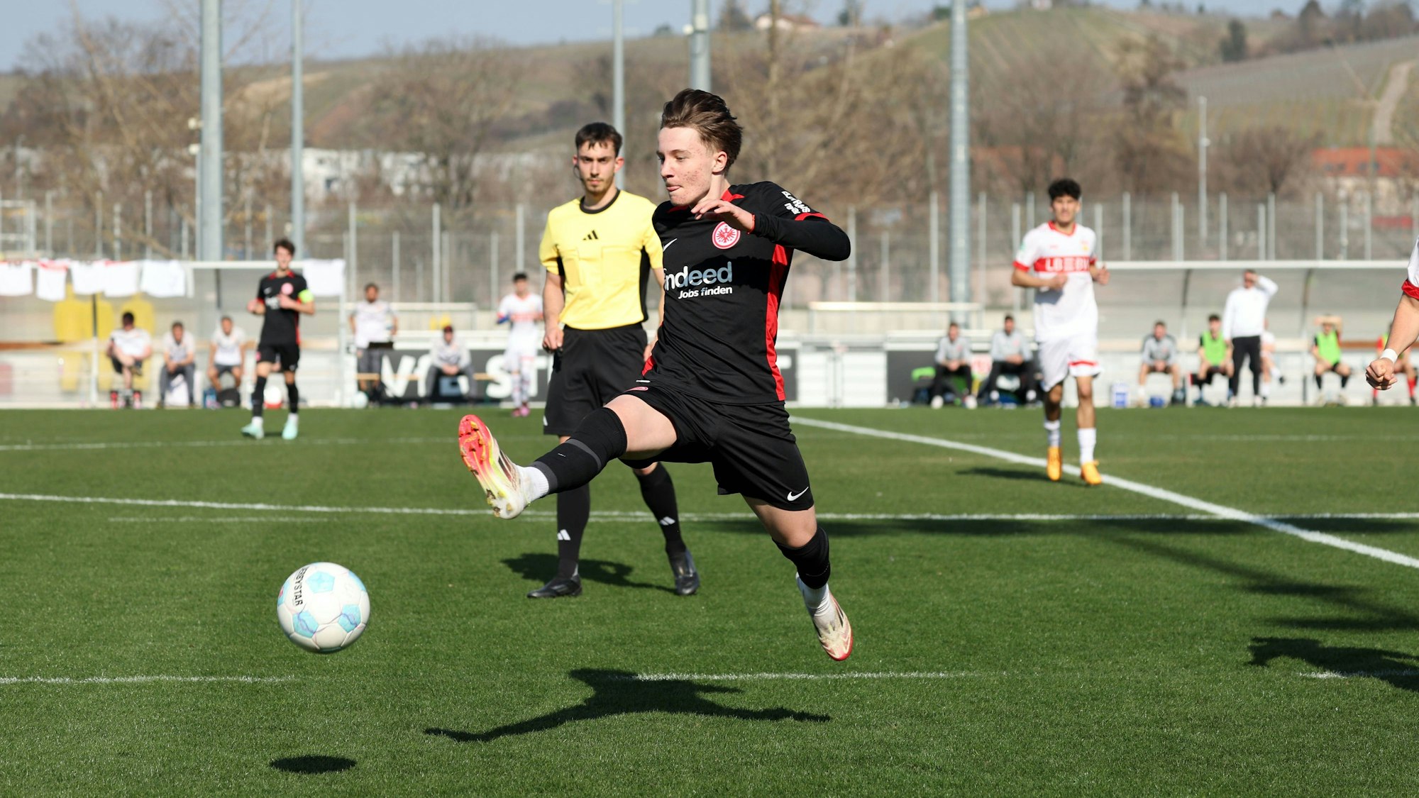 Niko Ilicevic am Ball.