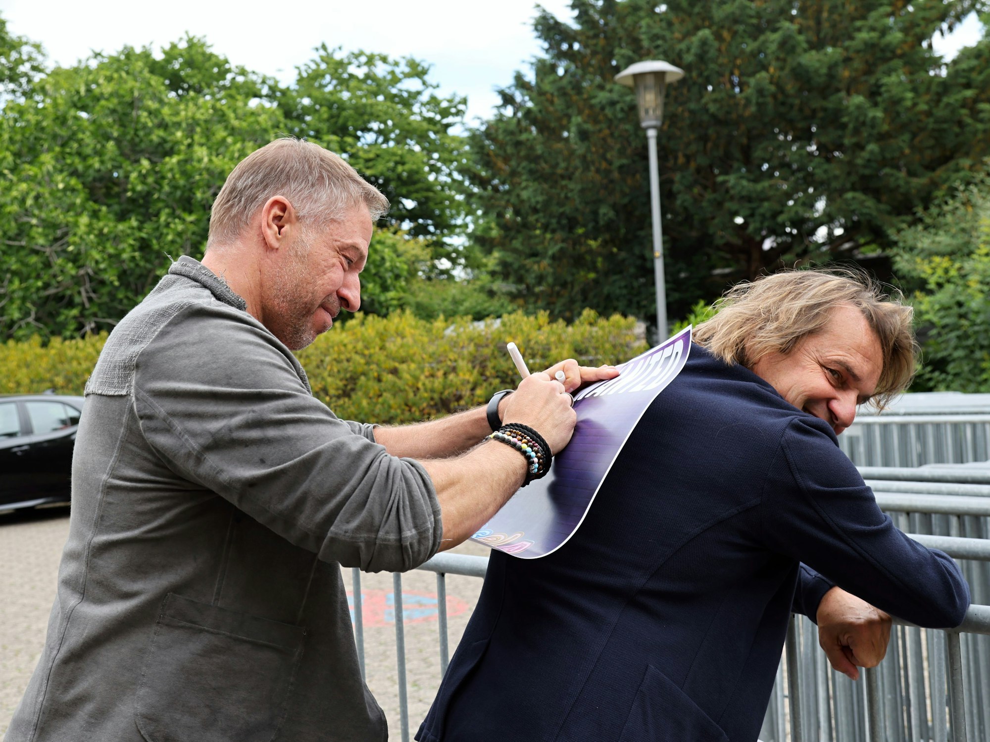Patrick Lück und Jens Streifling schreiben ein Plakat.