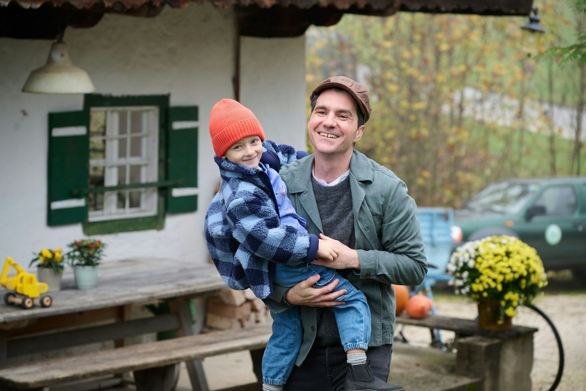 Rob Manzini (Seán McDonagh) und der kleine Luis Lorenz (Samuel Gerbrich) verstehen sich besser denn je. (Bild: ZDF/WEHNER_WALTER)