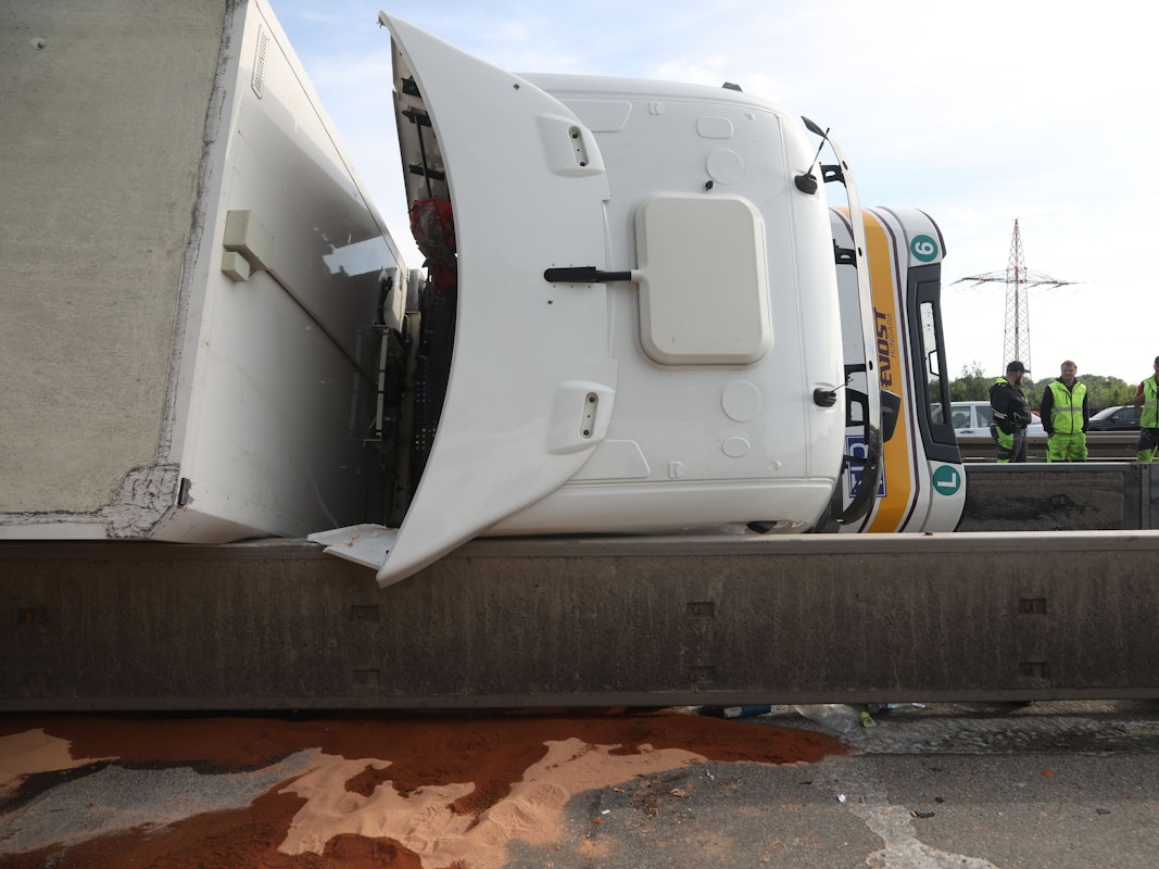 Der Unfall-Lkw liegt am 21. Mai 2025 auf der Betontrennwand der A4 im Bereich Eifeltor.