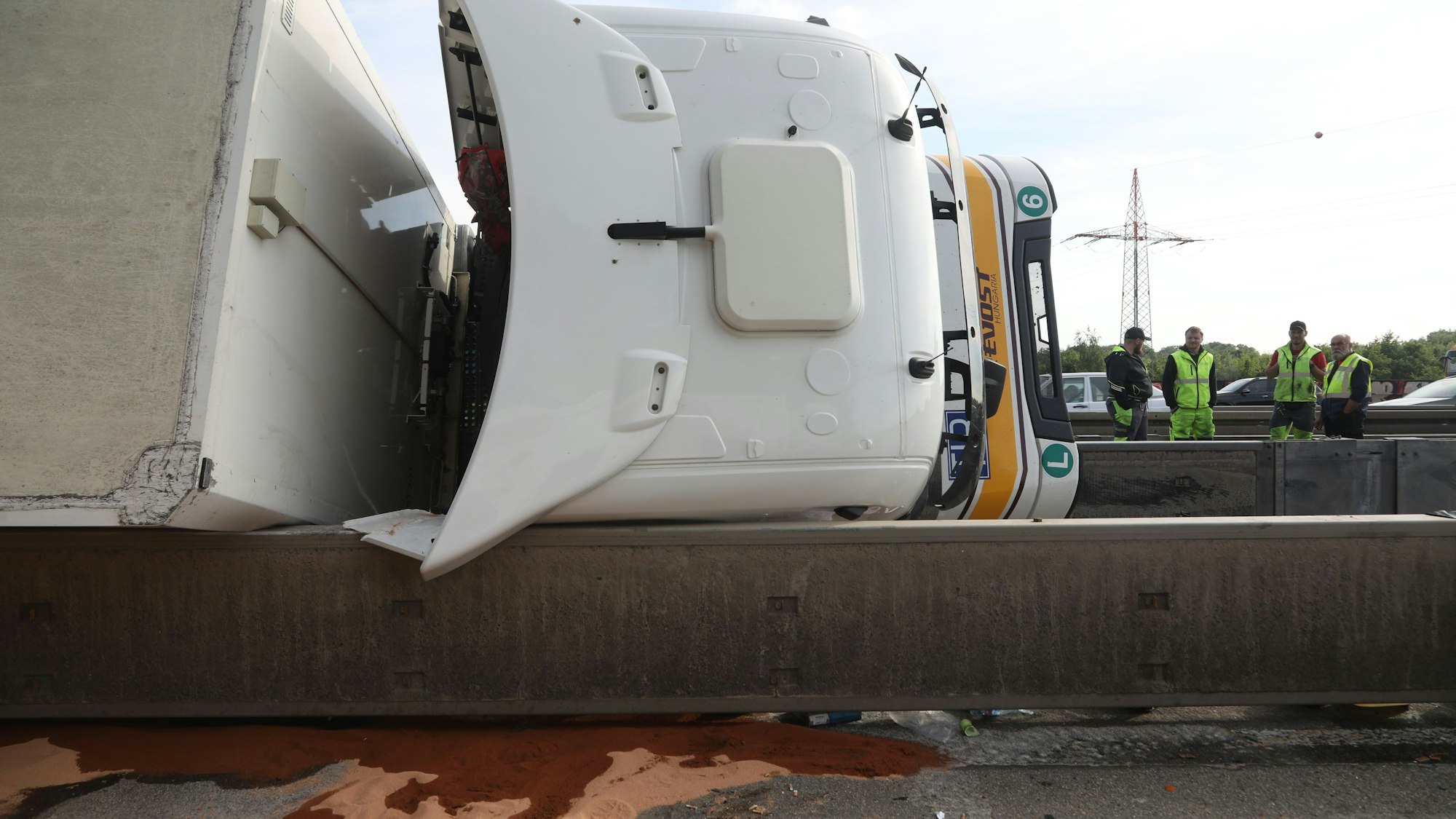 Der Unfall-Lkw liegt am 21. Mai 2025 auf der Betontrennwand der A4 im Bereich Eifeltor.