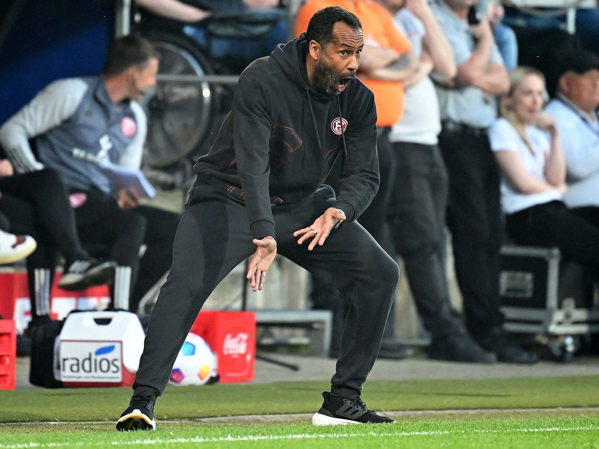 Daniel Thioune gestikuliert an der Seitenlinie.