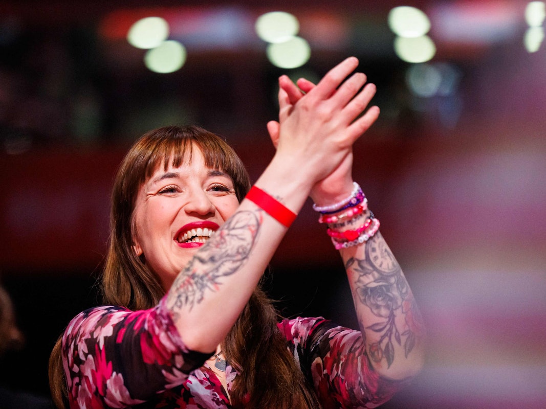 Heidi Reichinnek lacht und klatscht.