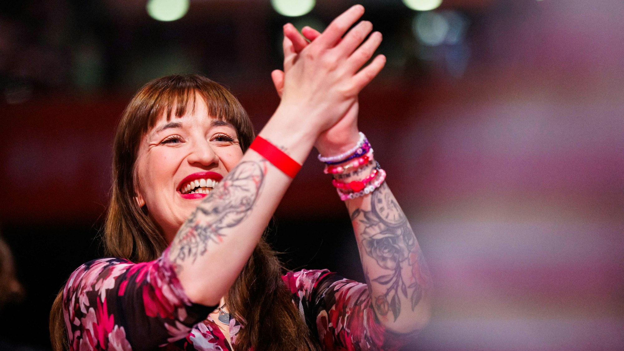 Heidi Reichinnek lacht und klatscht.