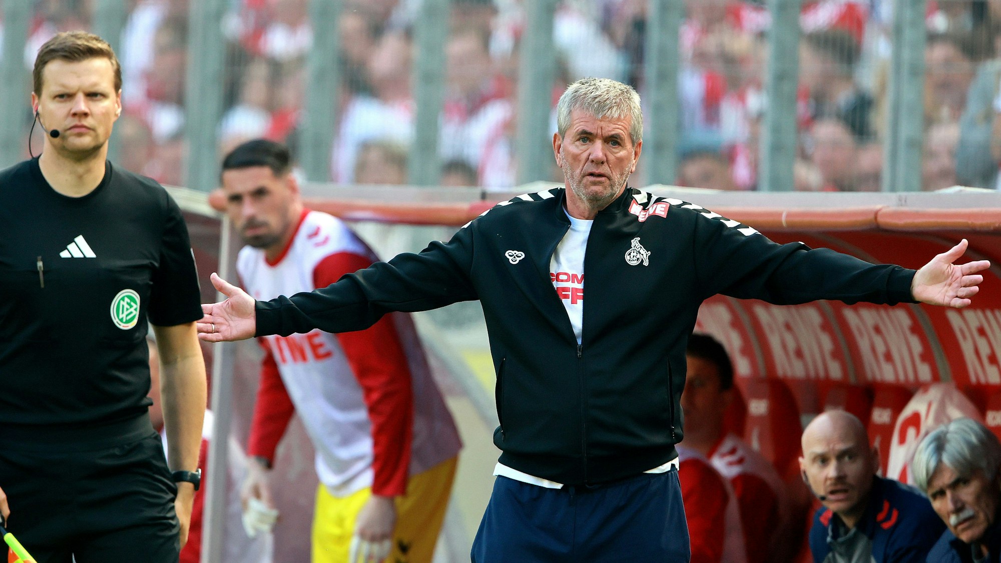 Friedhelm Funkel gestikuliert an der Seitenlinie.