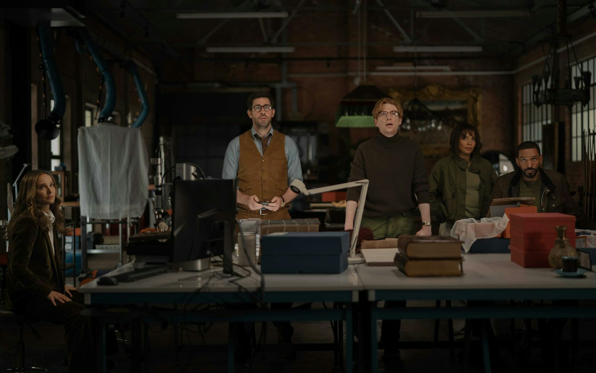 Werden sie den Jungbrunnen finden? Das Such-Team des Milliardärs (von links: Natalie Portman, John Krasinski, Domhnall Gleeson, Carmen Ejogo and Laz Alonso) scheint dicht dran an seinem Ziel. (Bild: Apple TV+)