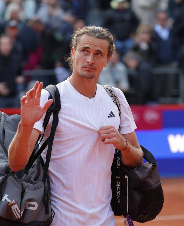 Alexander Zverev verlässt enttäuscht den Platz und bedankt sich bei den Fans.