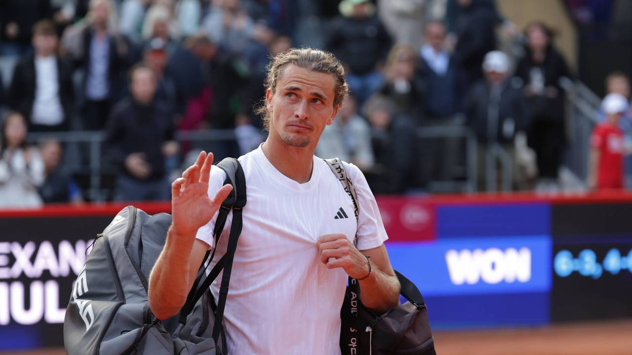 Alexander Zverev verlässt enttäuscht den Platz und bedankt sich bei den Fans.