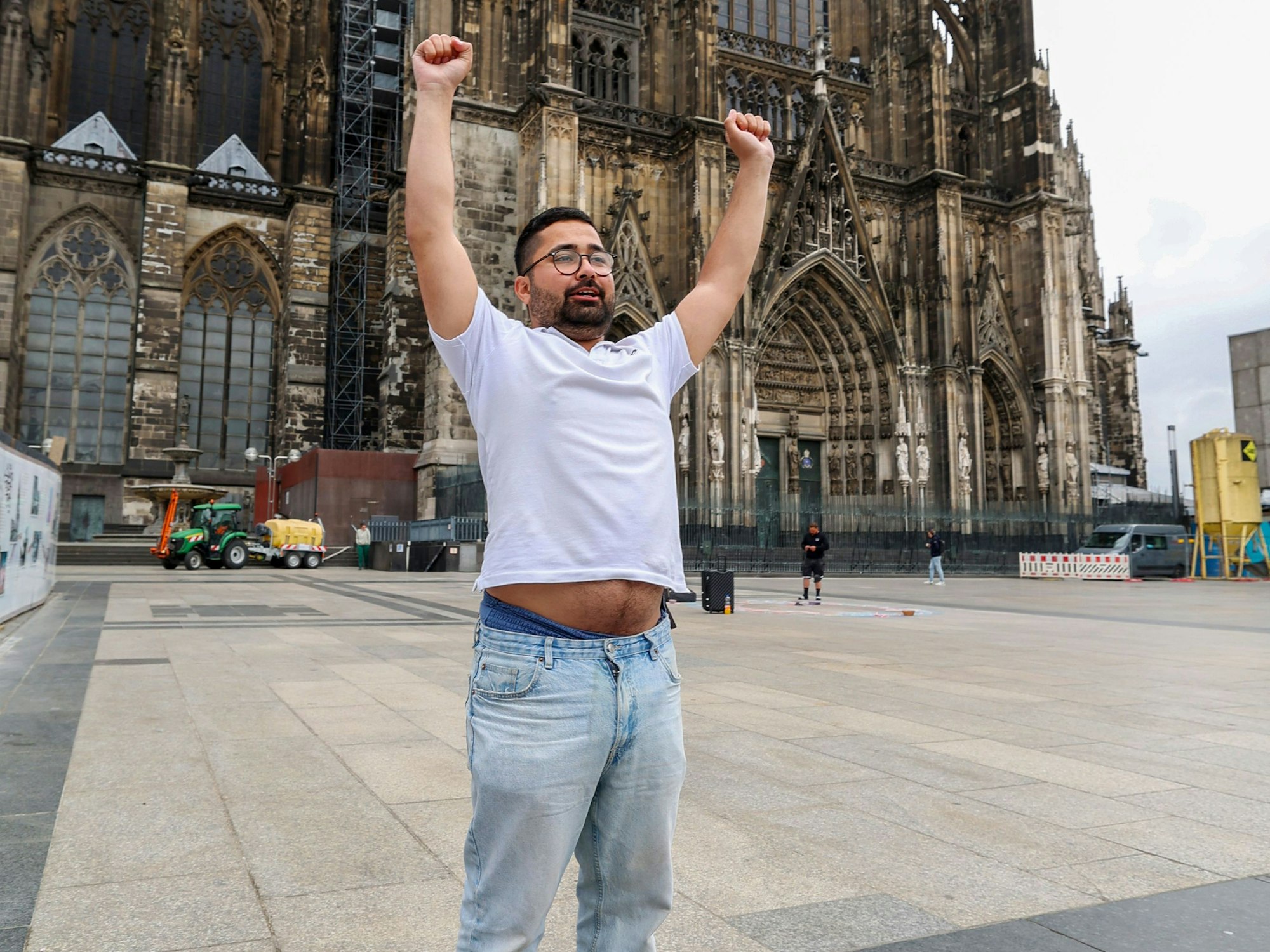 Zabur Asadi, auf Online-Plattformen „Rubaz“, stand 39 Stunden still vor dem Kölner Dom.