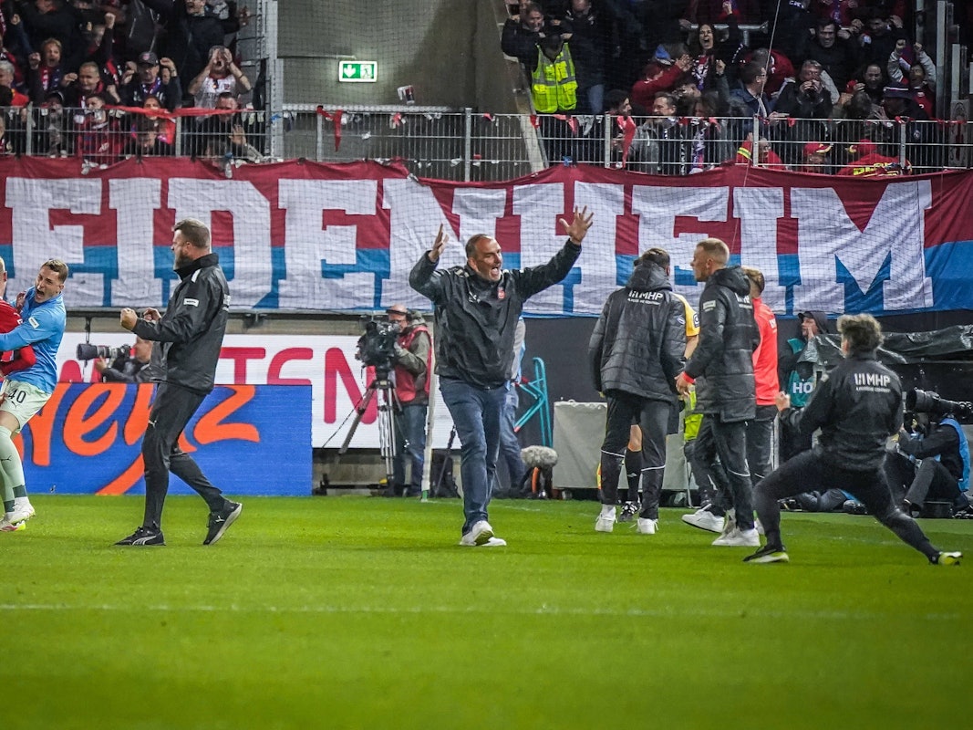 Die Heidenheim-Bank rastet nach dem Ausgleichstreffer in der Relegation aus.