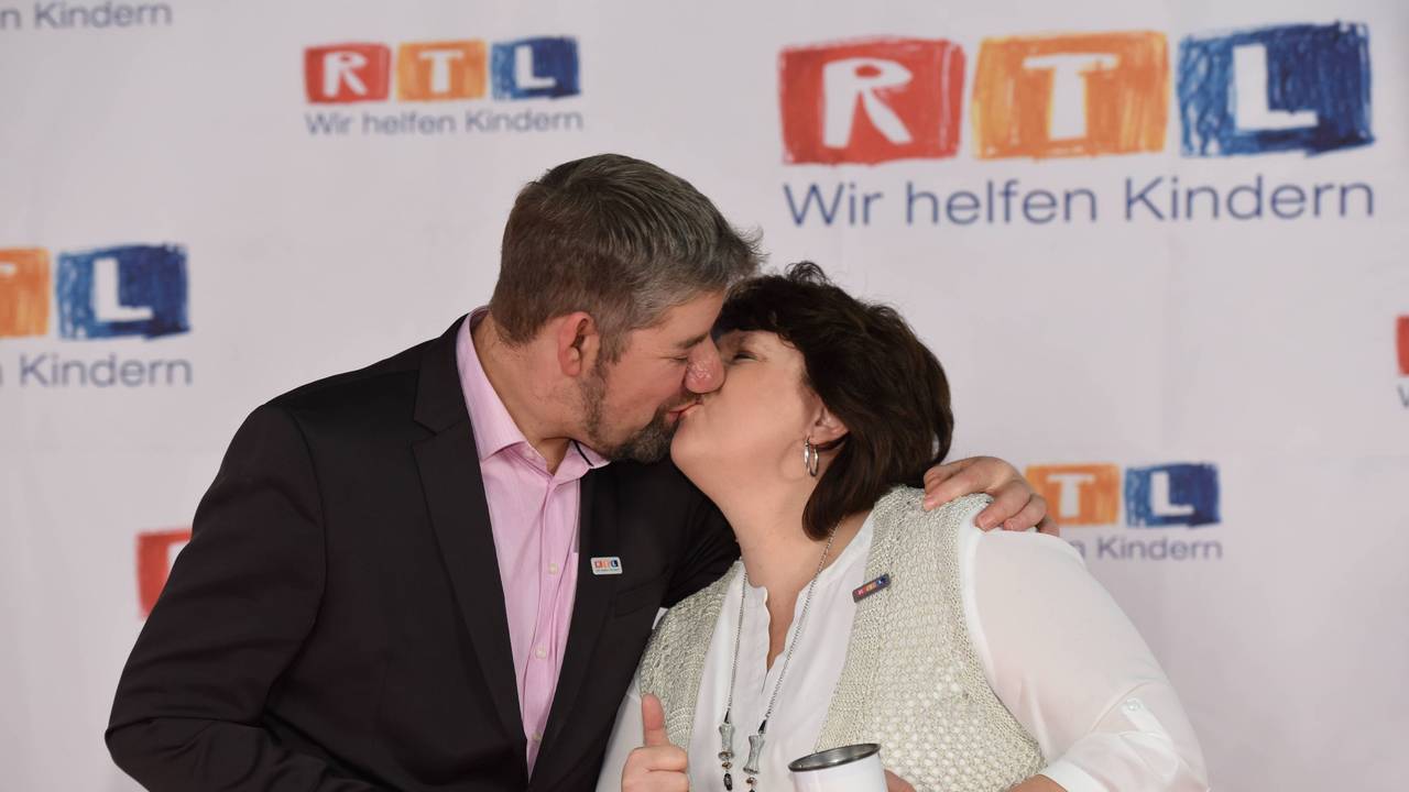 Uwe und Iris ABEL, Landwirt, Bauer sucht Frau posieren am 20.11.2015 in Hürth bei Köln bei 20 Jahre RTL Spendenmarathon Wir helfen Kindern.