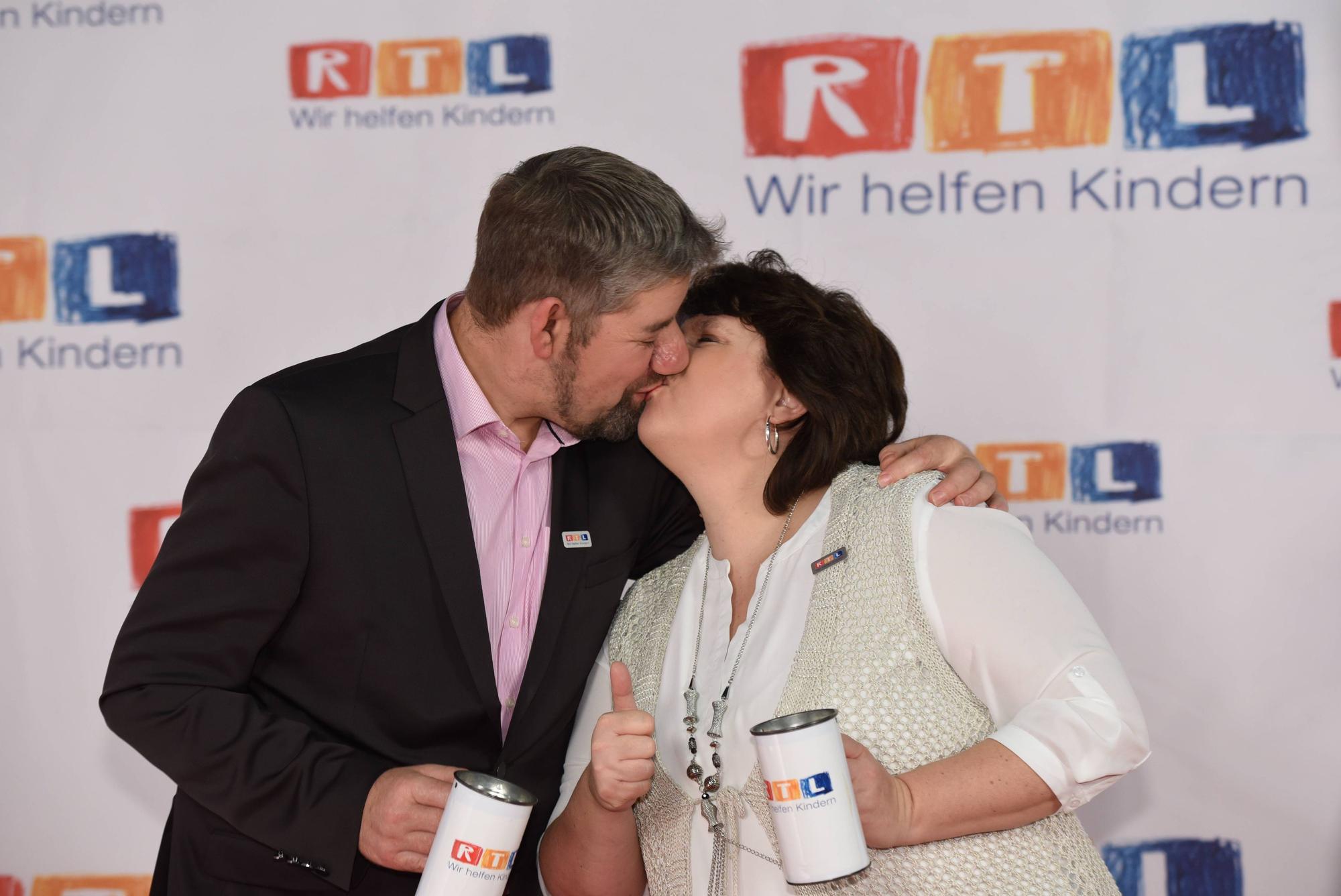 Uwe und Iris ABEL, Landwirt, Bauer sucht Frau posieren am 20.11.2015 in Hürth bei Köln bei 20 Jahre RTL Spendenmarathon Wir helfen Kindern.