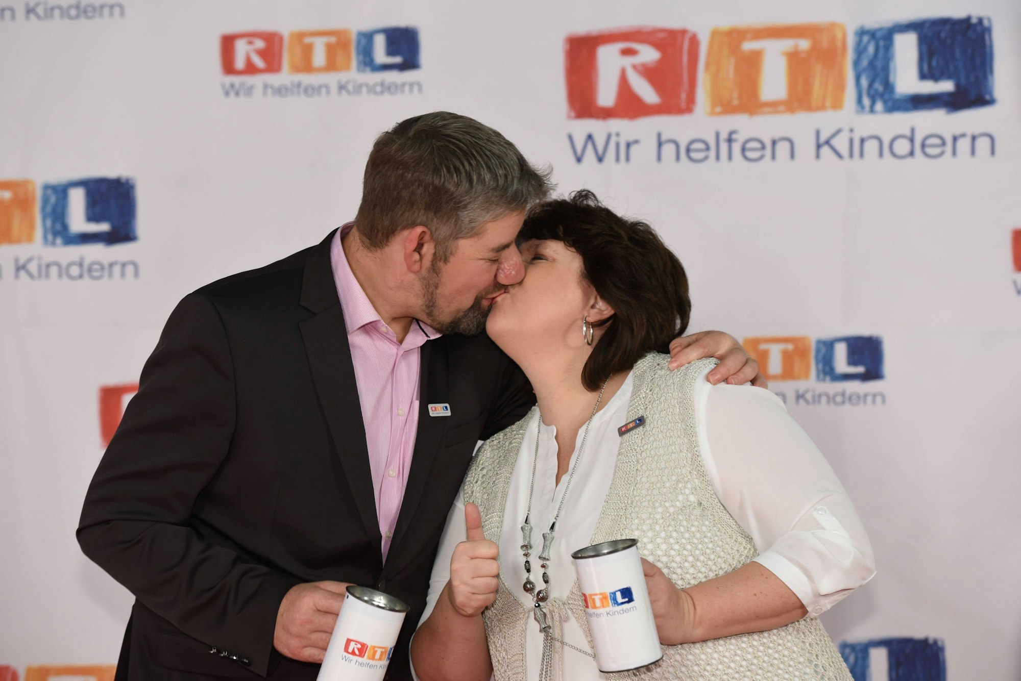Uwe und Iris ABEL, Landwirt, Bauer sucht Frau posieren am 20.11.2015 in Hürth bei Köln bei 20 Jahre RTL Spendenmarathon Wir helfen Kindern.