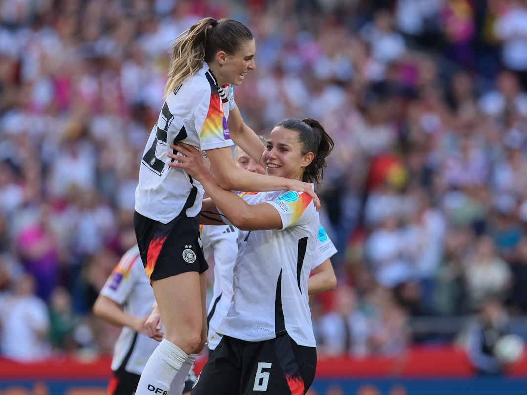 Jule Brand und Lena Oberdorf bejubeln ein Tor bei der deutschen Nationalmannschaft.