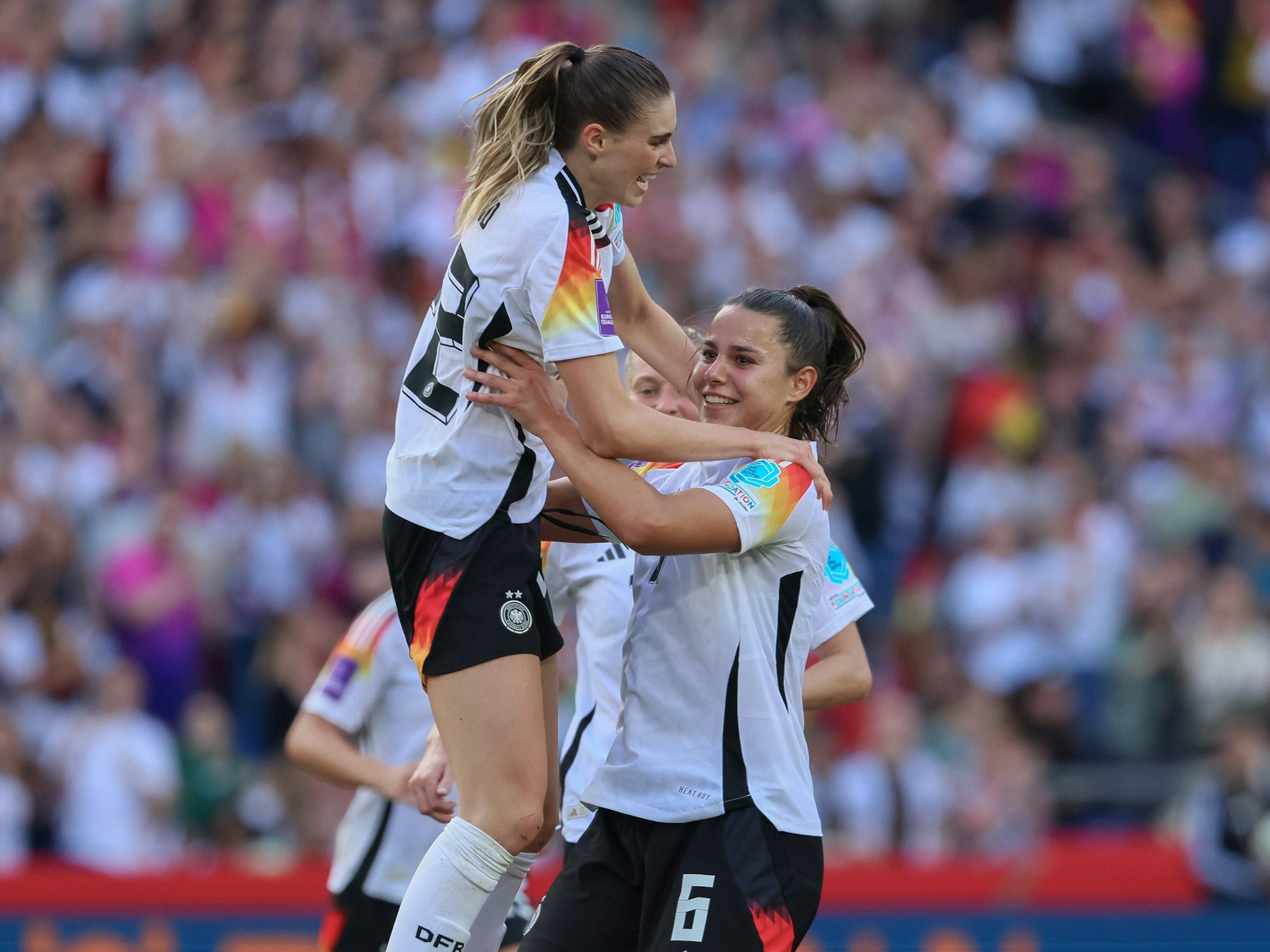 Jule Brand und Lena Oberdorf bejubeln ein Tor bei der deutschen Nationalmannschaft.
