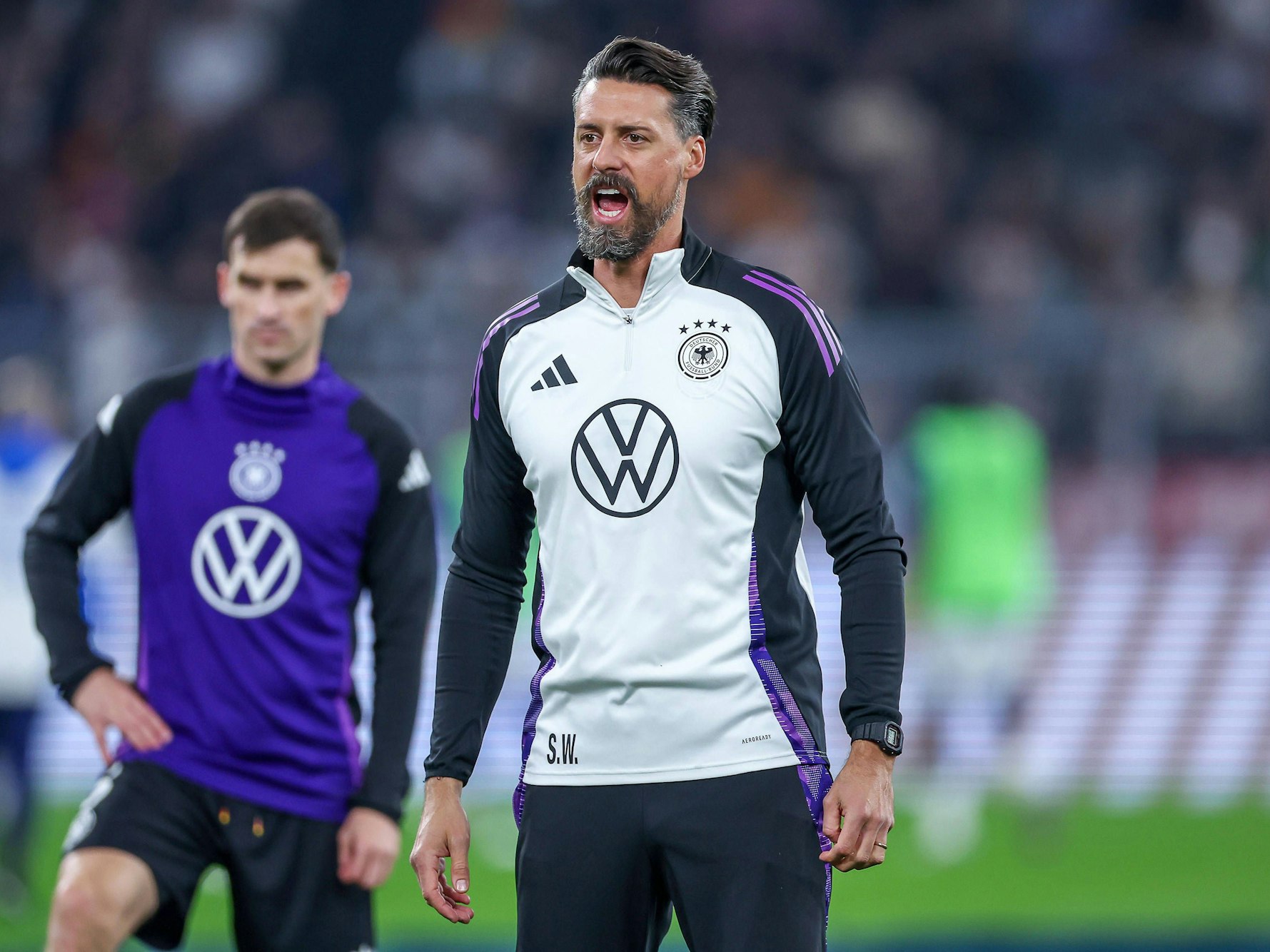 Sandro Wagner ruft seinen Spielern etwas zu.