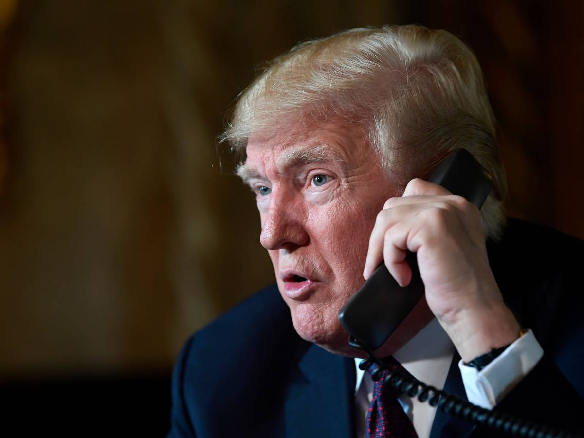 Donald Trump am Telefon (Archivbild 2018): Es scheint, als sei ein Kampf um sein Ohr ausgebrochen. Wer als Letztes mit ihm spricht, scheint seine Gunst zu haben.